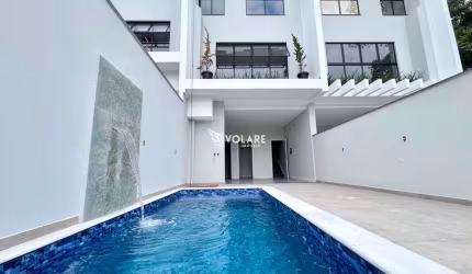 Sobrado Triplex com 3 suítes, piscina na Ponta Aguda por R$ 1.290.000
