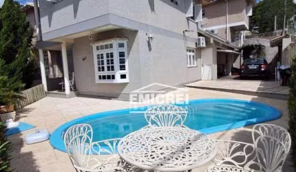EMICREI VENDE - Sobrado de 152m² com 3 dormitórios (1 suíte), piscina, ótimo acabamento e semimobiliado, bairro campestre - São Leopoldo),