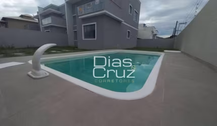 Linda casa no Village de esquina com 3 quartos, Rio das Ostras