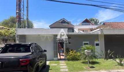 Casa maravilhosa Condominio Rio Mar 5 quartos 4 vagas.Modernizada com placa solar . 378 mts