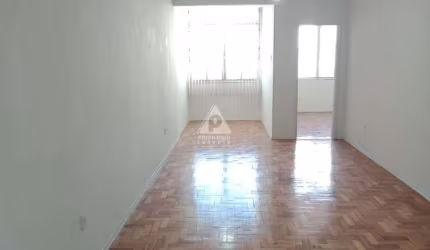 Excelente apartamento: sala ampla, 3 quartos, com DCE completa, 2 banheiros, 01 vaga na garagem.