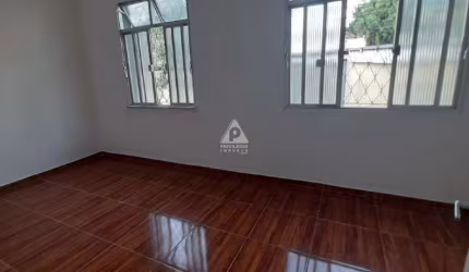 Vendo Casa com 4 quartos, varandão e 180 m² com garagem.