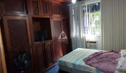 Casa de Rua, 3 pavimentos, com 3 quartos, 1 suite, 194m², a 400m do Metrô Afonso Pena.