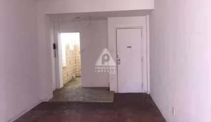 Copacabana - Quarto e sala em rua nobre na quadra da praia