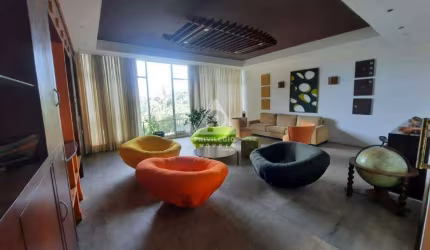 Excelente apartamento no Parque Guinle. Quatro quartos, três dependências e uma vaga que cabem dois carros.