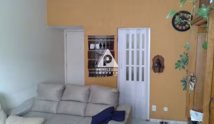 Apartamento, 2 quartos, sala, cozinha, banheiro, dependência completa e área de serviço.