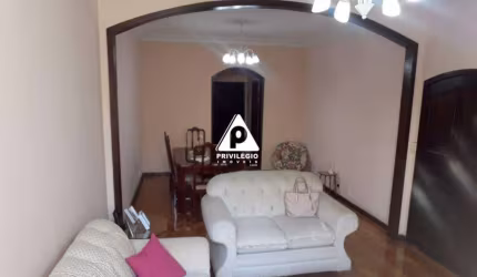 Rua nobre de Laranjeiras, apartamento, sala 2 ambientes, 3 quartos, dependência completa