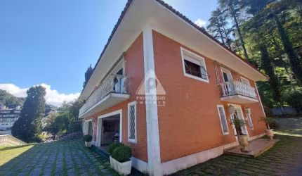 Casa de rua à venda, 4 quartos, 4 suítes, 5 vagas, Quitandinha - Petrópolis/RJ