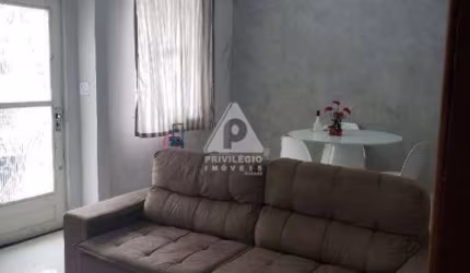 Excelente Casa de Vila:Sala em 03 Ambientes,03 Quartos,02 Banheiros,01 Vaga na Vila.