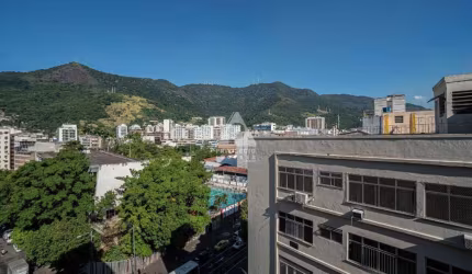Descubra a combinação perfeita entre espaço, conforto e comodidade neste amplo apartamento de 130m², em frente ao Tijuca Tênis Clube e a 280 metros da