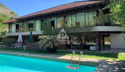 4 suites, 583m² de área construída e 1420m² de área total, jardim e piscina no Condomínio Jardim do Itanhagá