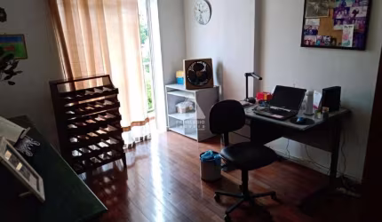 Apartamento de 2 quartos á venda, com sacada, em excelente localizaçaõ, no Largo do Verdun,