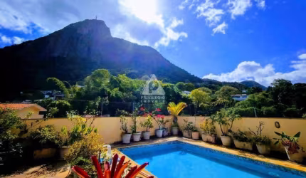 Cobertura duplex 5 quartos,1 suíte com vista para o Cristo Redentor e Lagoa, com 2 vagas de garagem.