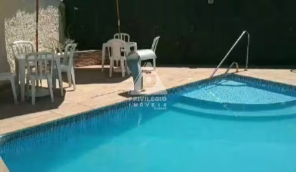 Duas casas com entrada independente - 1 É CASA DE FESTAS COM PISCINA ETC