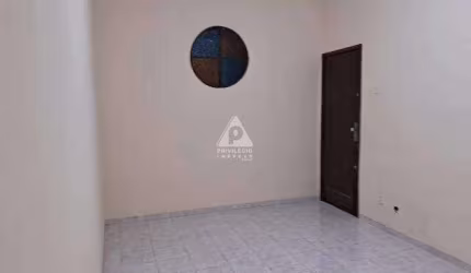 Apartamento a venda, 2 quartos, bem localizado no Rio Comprido