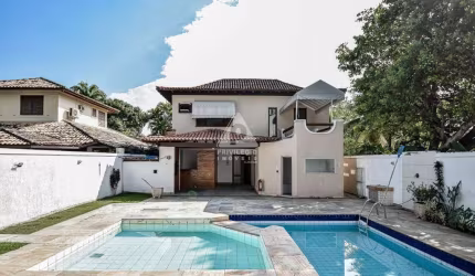 Espaçosa Casa em Condomínio com Piscina e Área de Lazer na Avenida Senador Danton Jobim