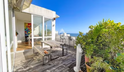 Cobertura duplex de 3 quartos com 2 vagas e vista mar, no posto 6.