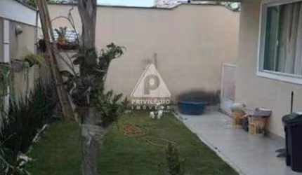 Linda Casa à Venda em Condomínio Fechado