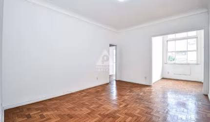 Apartamento 2 quartos, dependencia completa.