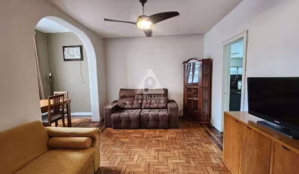 Apartamento à venda no Catete. 1 quarto com dependência.