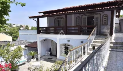 Casa à venda com piscina. 4 quartos, e 5 vagas!