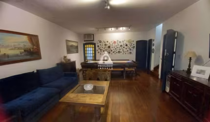 Casa triplex, 7 quartos, 4 suítes, 3 banheiros, sala em dois ambientes, 2 vagas Tijuca