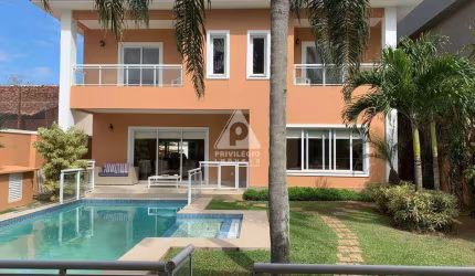 Aconchegante Casa Duplex, Condomínio Maramar- Recreio dos Bandeirantes - 3 suítes, anexo com salão, área goumert , suíte e banheiro.