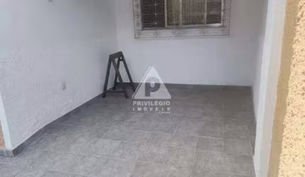Casa duplex frente de rua a venda , 2 quartos , vaga , Andarai