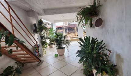 Vende Casa com 3 andares de construção Total ± 300m² construídos.