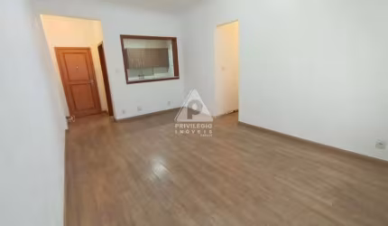 Apartamento com 2 quartos e dependêcia completa a venda no Flamengo!