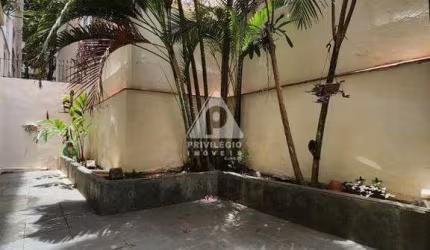 Privilégio Imóveis vende 3 quartos no Posto 6 de Copacabana.