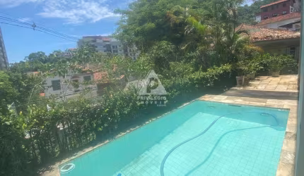 Casa triplex, 4 quartos com 2 vagas e piscina em Laranjeiras