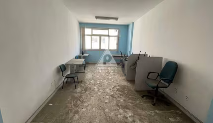 Sala em prédio misto no Centro