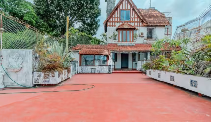 Casa 4 quartos a venda em rua nobre de Santa Teresa.