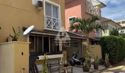 Casa Triplex com 4 quartos, sendo 2 suítes - Recreio dos Bandeirantes - 2 quadras da praia