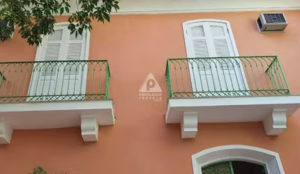 CASARÃO NA URCA DE 5 QUARTOS COM ESPAÇO PARA 2 CARROS, NÃO TOMBADA!!!!