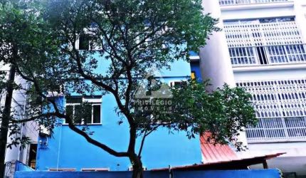 Em uma rua arborizada em meio a cafés e bares de Copacabana, este hostel fica a 8 minutos a pé da Praia , a 4 km do teleférico do Pão de Açucar!!