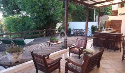 Casa Quadriplex, com 16 quartos e extensa área aberta e fechada.