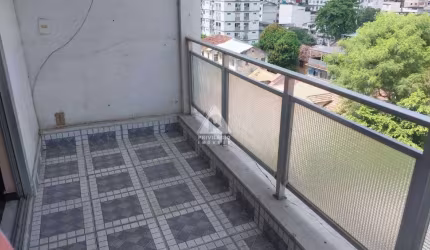 Varanda, 2 quartos, dependências completas. 1 vaga na escritura