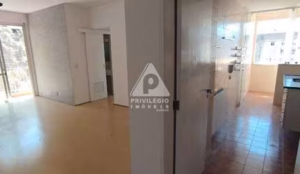Apartamento de dois quartos com vaga e sol da manhã em Botafogo