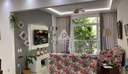 Apartamento de 3 quartos, sendo um suíte. Está todo reformado e fica em rua arborizada com vista para a praça também arborizada.