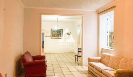 Magnífica casa de 4 quartos na Gávea, com varanda e vaga para carros. Fica em rua com cancela, junto ao Shopping da Gávea.