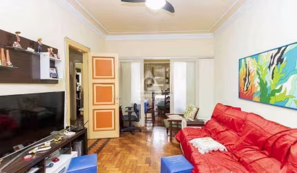 Casa tríplex - 5 quartos - área externa - em rua nobre de Laranjeiras.
