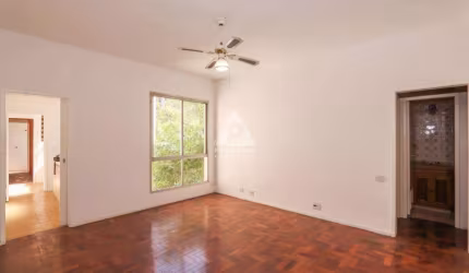 Sala quarto com dependência completa e vaga de garagem em Laranjeiras