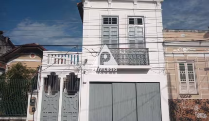 Casa duplex em Santa Teresa, com 9 quartos e 2 vagas.