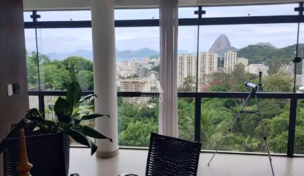 Deslumbrante mansão situada em uma das localizações mais privilegiadas da cidade.