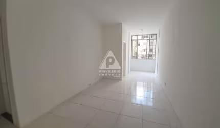 Apartamento de 02 quartos amplos claros e arejados na quadra da Praia do Flamengo, Sala ampla em dois ambientes fundos vista livre e silencioso
