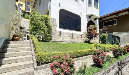 Privilégio Imóveis vende: Excelente casa com vista para o Cristo, varanda ampla, duas salas!