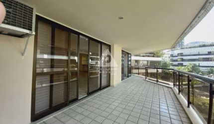 Apartamento entre Lagoa e Jardim Botânico /RJ com 4 suítes, varanda e 04 vagas em condomínio com infraestrutura.