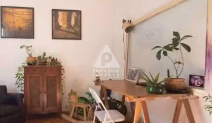 Um quarto e sala a venda em Santa Teresa.